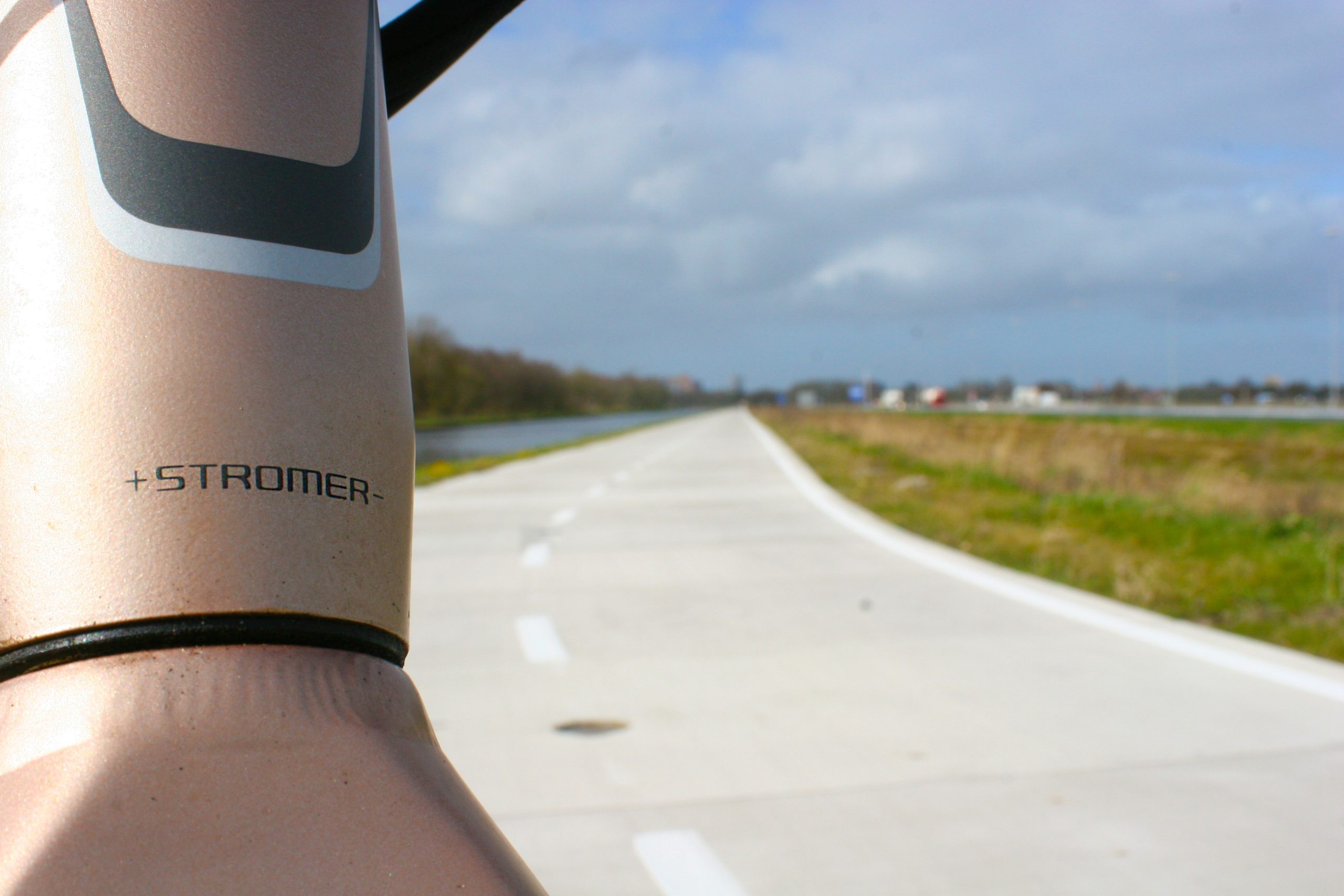 Stromerlogo op ST1x Fietssnelweg Haren Egberts Fietsen Groningen Stromerlogo op ST1x Fietssnelweg Haren Egberts Fietsen Groningen